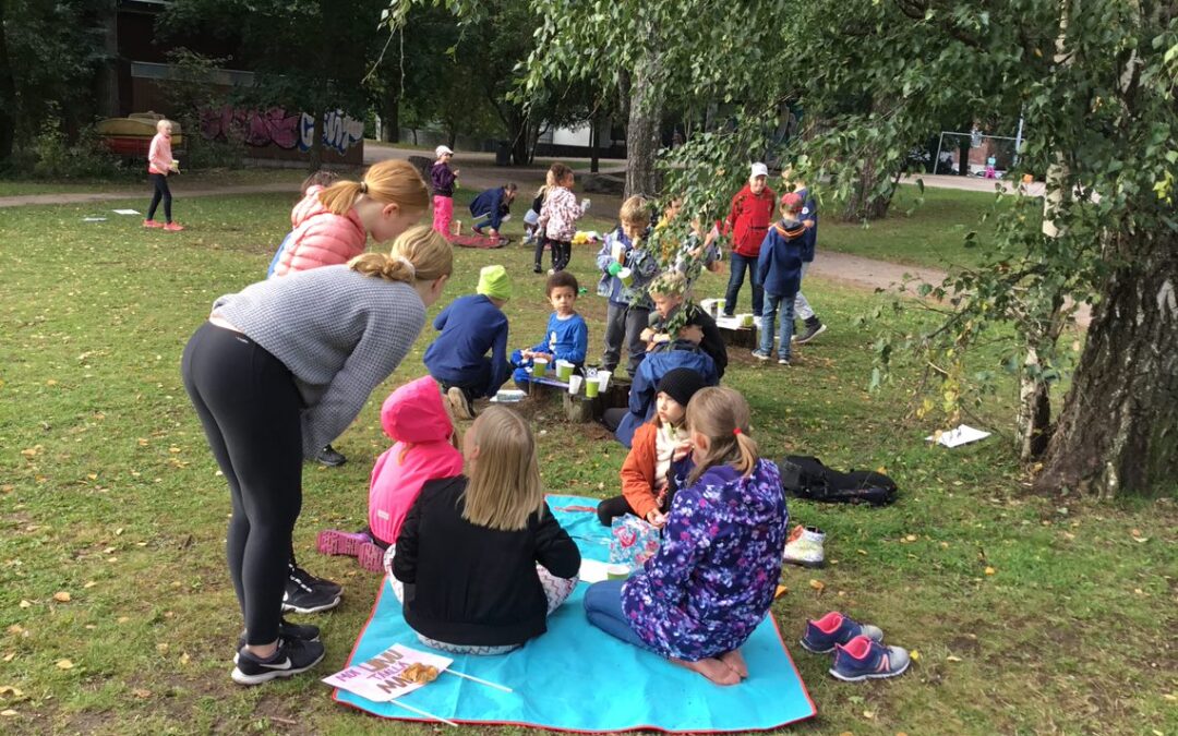 1B ja 5B kummijuhlat ulkona