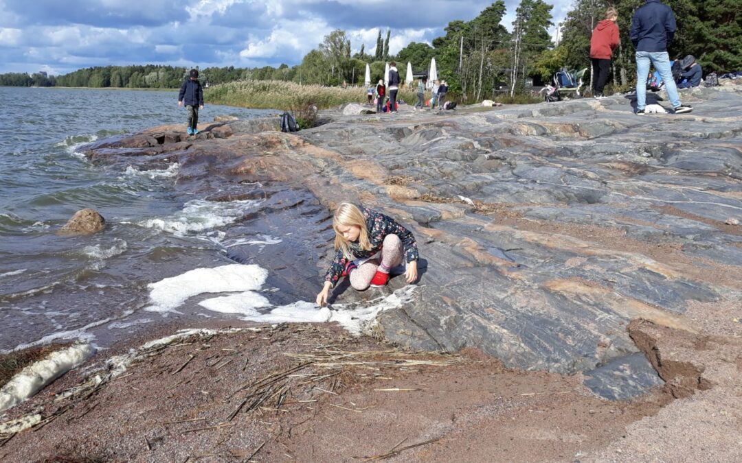 Kierrätyskeskuksen ympäristökasvattaja 3.-luokkalaisten rantaretkellä